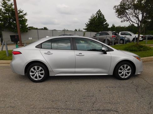 Used 2022 Toyota Corolla LE FWD image 5
