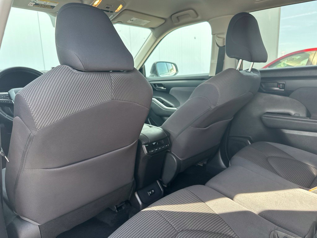 Used 2021 Toyota Highlander LE AWD/4WD image 19