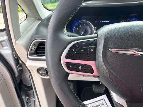 Used 2024 Chrysler Pacifica Touring-L FWD image 14