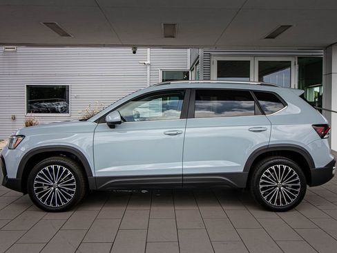 Certified 2025 Volkswagen Taos SE image 10