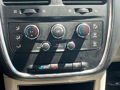 Used 2018 Dodge Grand Caravan SXT FWD image 15