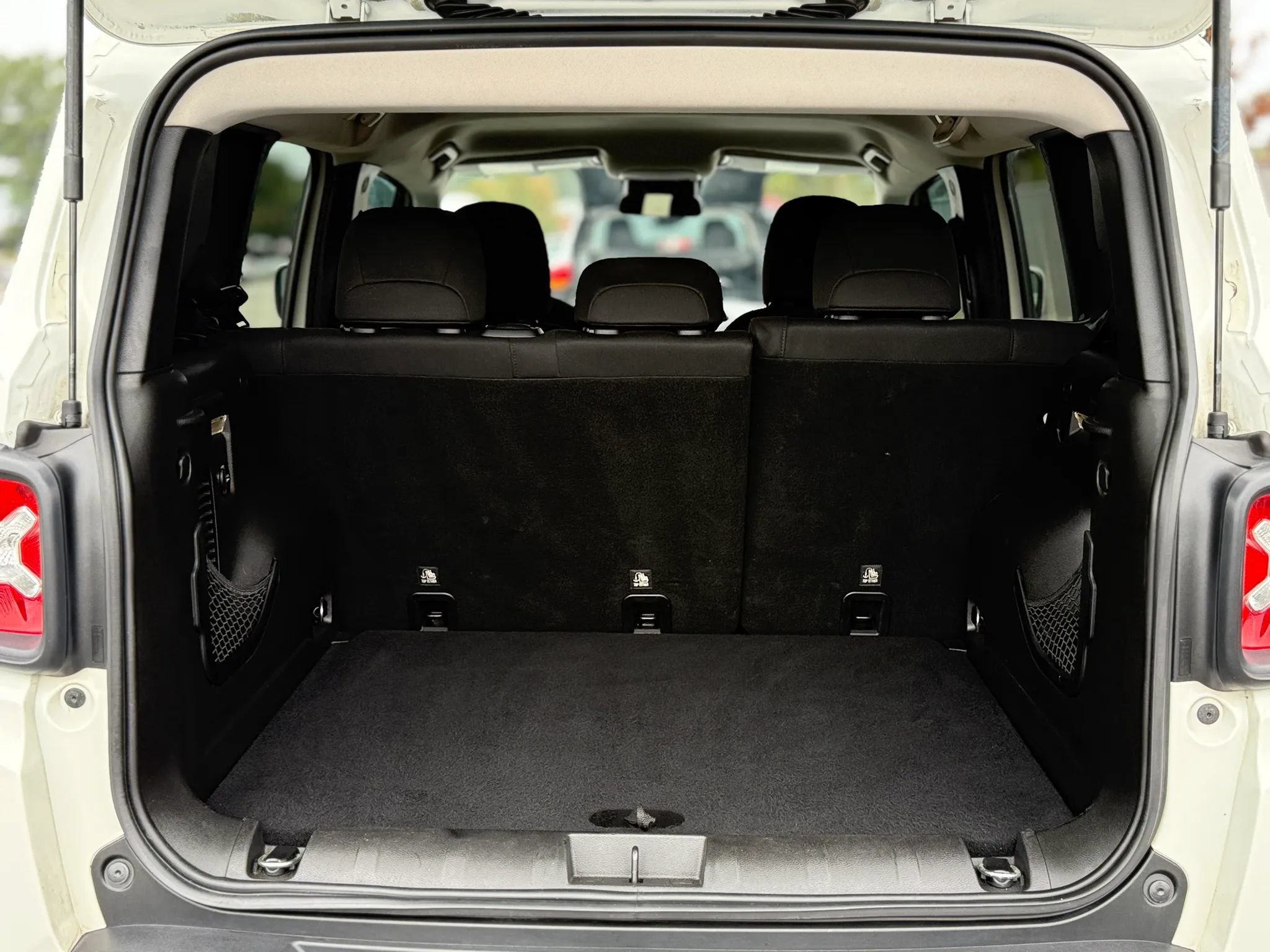 Used 2017 Jeep Renegade Latitude FWD image 28
