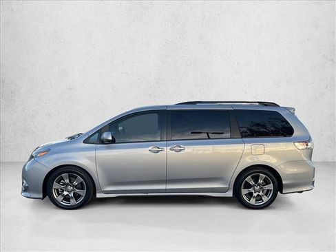 Used 2017 Toyota Sienna SE image 2