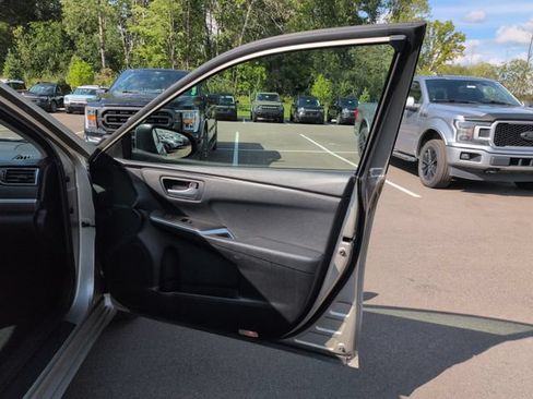 Used 2016 Toyota Camry SE FWD image 14