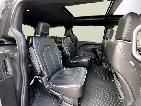 Used 2023 Chrysler Pacifica Limited w/ S Appearance Package image 24