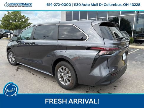 Used 2025 Toyota Sienna LE FWD image 7