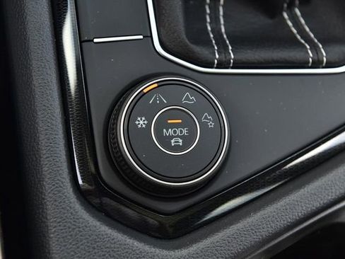 New 2026 Volkswagen Taos SE image 17