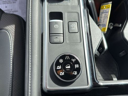 Used 2025 Nissan Pathfinder SL AWD/4WD image 16