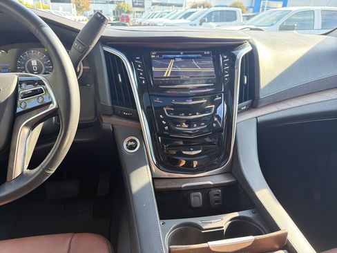 Used 2019 Cadillac Escalade ESV Luxury AWD/4WD image 29