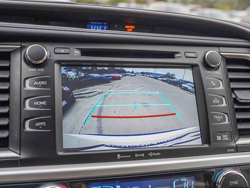 Used 2019 Toyota Highlander XLE image 16