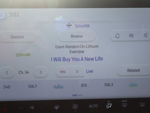 Used 2025 Ford Escape SE w/ PHEV Premium Package image 19