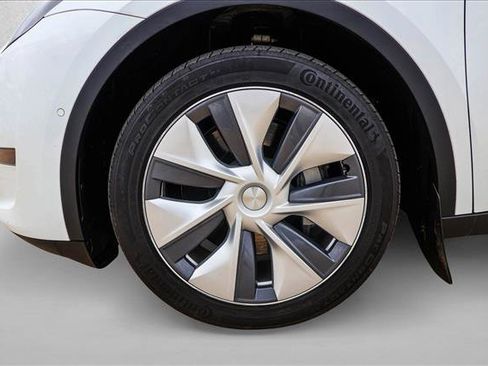 Used 2022 Tesla Model Y Long Range image 9