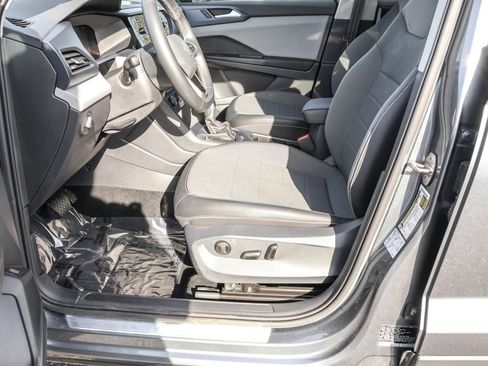 Certified 2022 Volkswagen Taos SE image 17