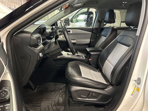 Used 2022 Ford Explorer XLT w/ Equipment Group 202A AWD/4WD image 14