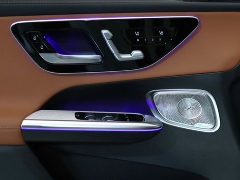 Used 2025 Mercedes-Benz GLC 350e GLC 350e w/ Driver Assistance Package image 3