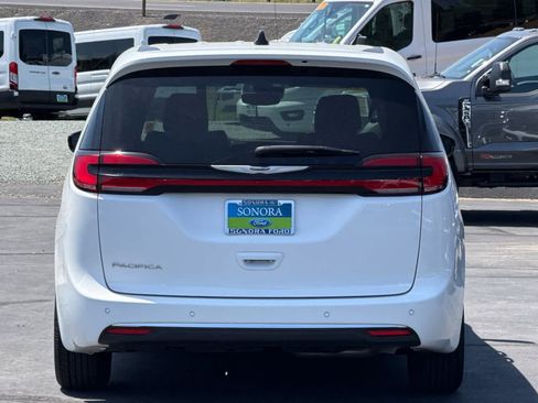 Used 2025 Chrysler Pacifica Select FWD image 5