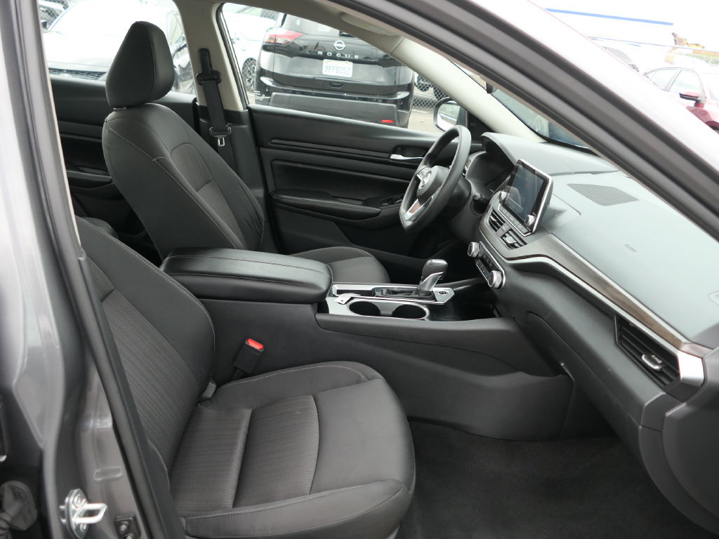 Used 2024 Nissan Altima 2.5 SV FWD image 25