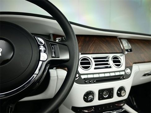 Used 2016 Rolls-Royce Dawn image 28