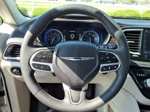 Used 2023 Chrysler Pacifica Limited image 8