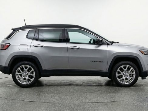 Used 2025 Jeep Compass Limited image 11