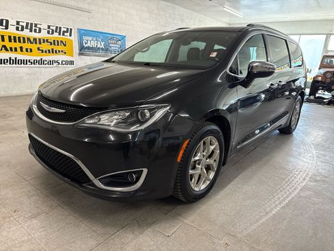 Used 2018 Chrysler Pacifica Limited image 99