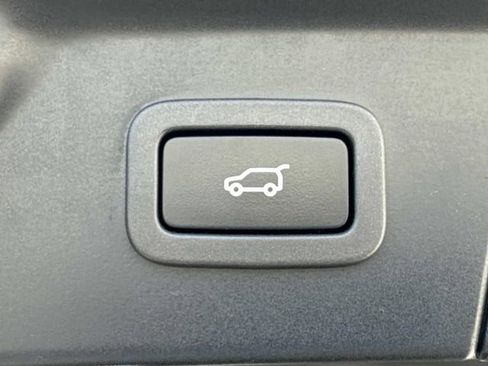 Used 2022 Land Rover Range Rover Velar R-Dynamic S image 13