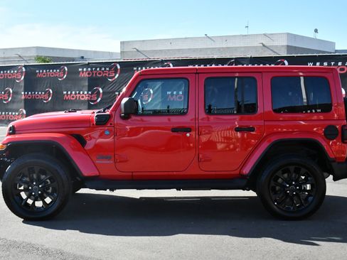 Used 2025 Jeep Wrangler Sahara image 4
