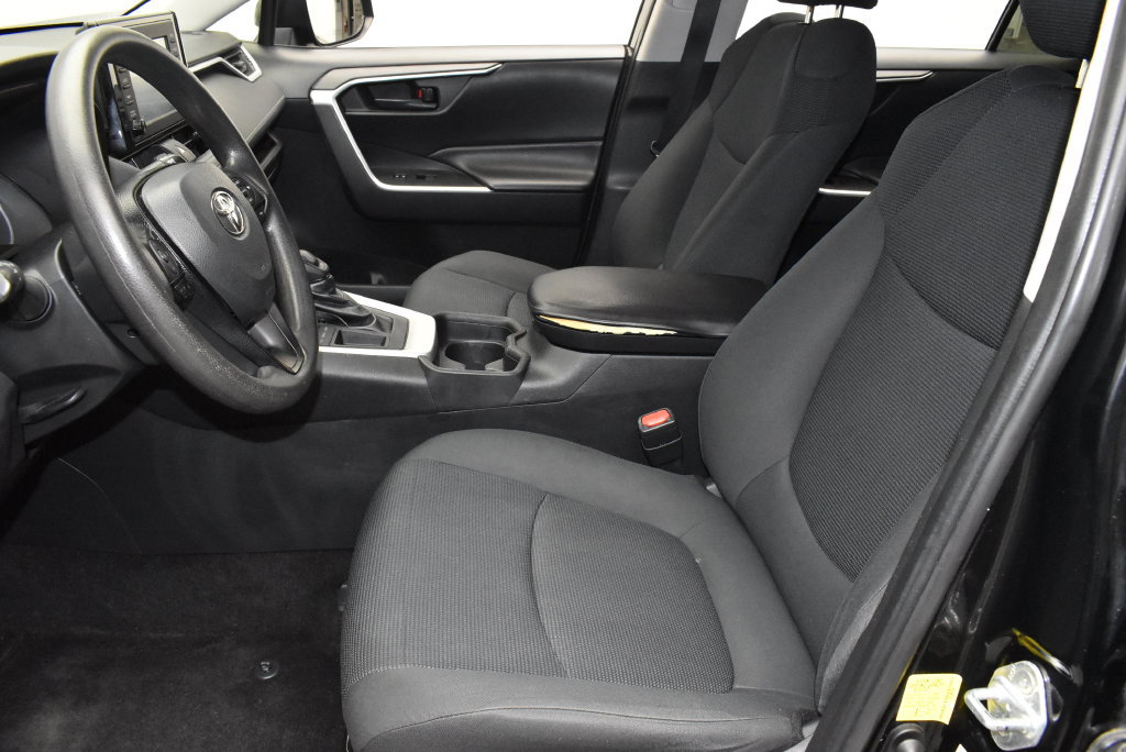 Used 2019 Toyota RAV4 LE FWD image 13