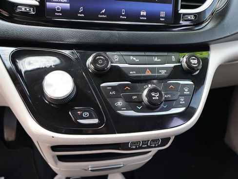 Used 2023 Chrysler Pacifica Touring-L FWD image 8