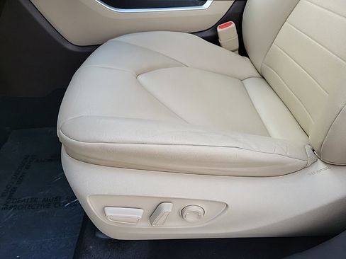 Used 2021 Toyota Highlander XLE AWD/4WD image 11