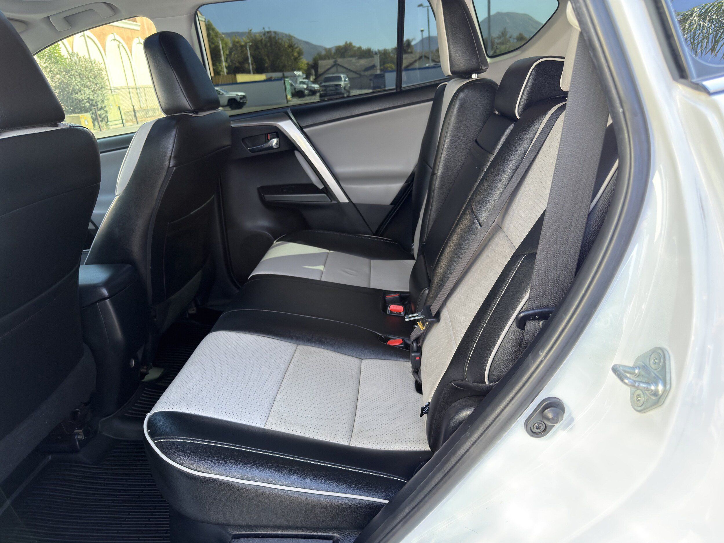 Used 2018 Toyota RAV4 XLE w/ Carpet Mat Package AWD/4WD image 17