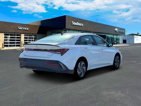 New 2025 Hyundai Elantra SEL FWD image 8