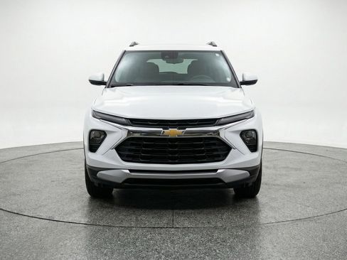 Used 2025 Chevrolet TrailBlazer LT image 2
