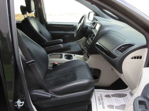 Used 2017 Dodge Grand Caravan SXT FWD image 25