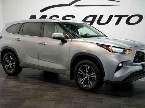 Used 2020 Toyota Highlander XLE AWD/4WD image 7