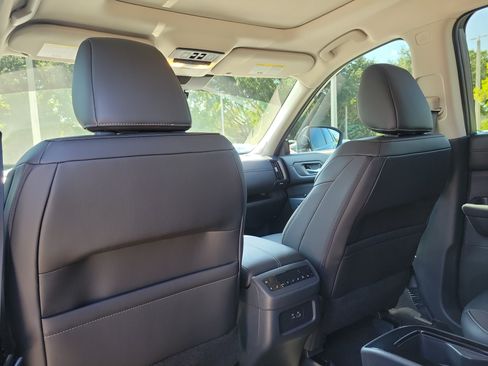 Certified 2025 Nissan Pathfinder SL w/ SL Premium Package FWD image 18
