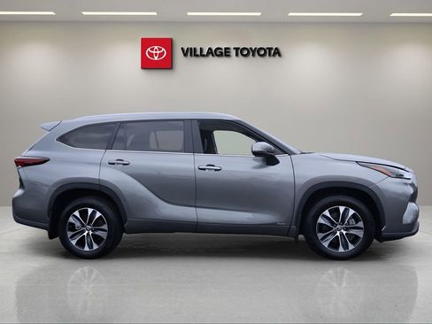 Certified 2025 Toyota Highlander XLE AWD/4WD image 6