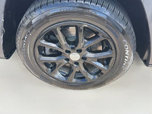 Used 2018 Jeep Cherokee Latitude Plus w/ Cold Weather Group FWD image 32