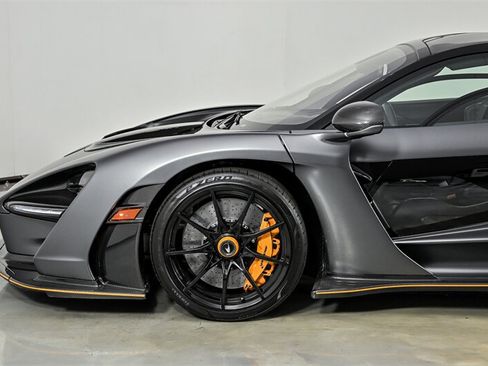 Used 2019 McLaren Senna RWD image 13