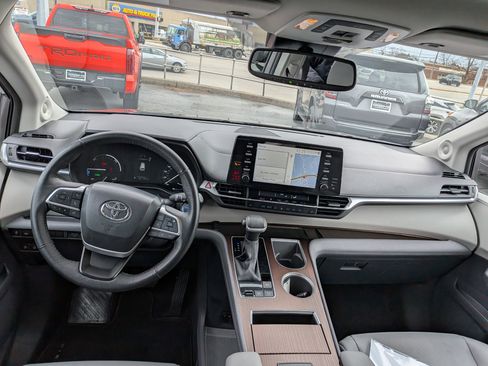Certified 2023 Toyota Sienna XLE image 15