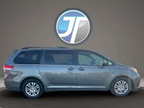 Used 2012 Toyota Sienna XLE FWD image 4