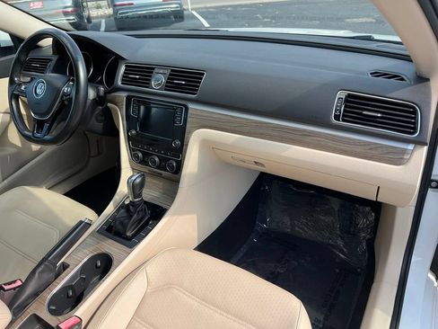 Used 2017 Volkswagen Passat 1.8T SE FWD image 30
