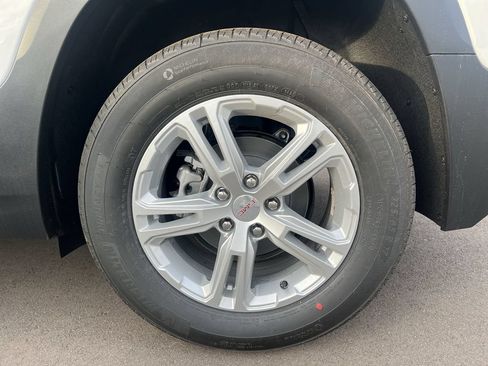Used 2024 GMC Terrain SLE FWD image 31