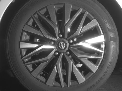 Used 2025 Nissan Altima 2.5 SV FWD image 12