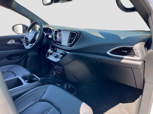 Used 2025 Chrysler Pacifica Select w/ Uconnect Theater Family Group image 30