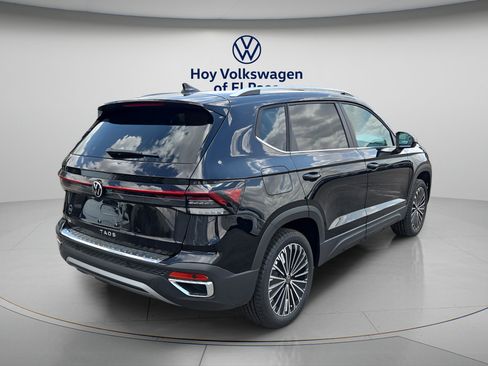 New 2026 Volkswagen Taos SE FWD image 3