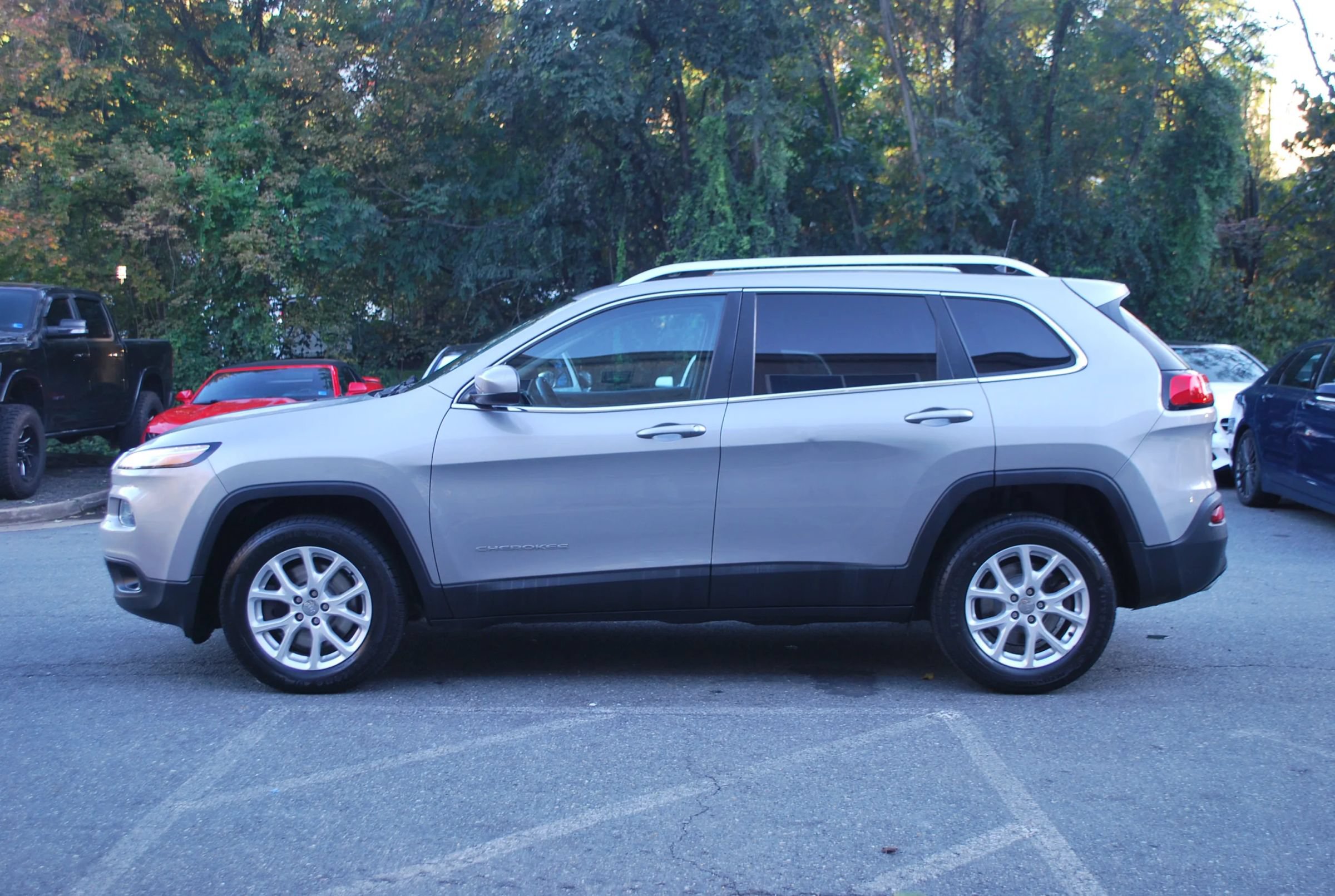 Used 2016 Jeep Cherokee Latitude w/ Cold Weather Group AWD/4WD image 24