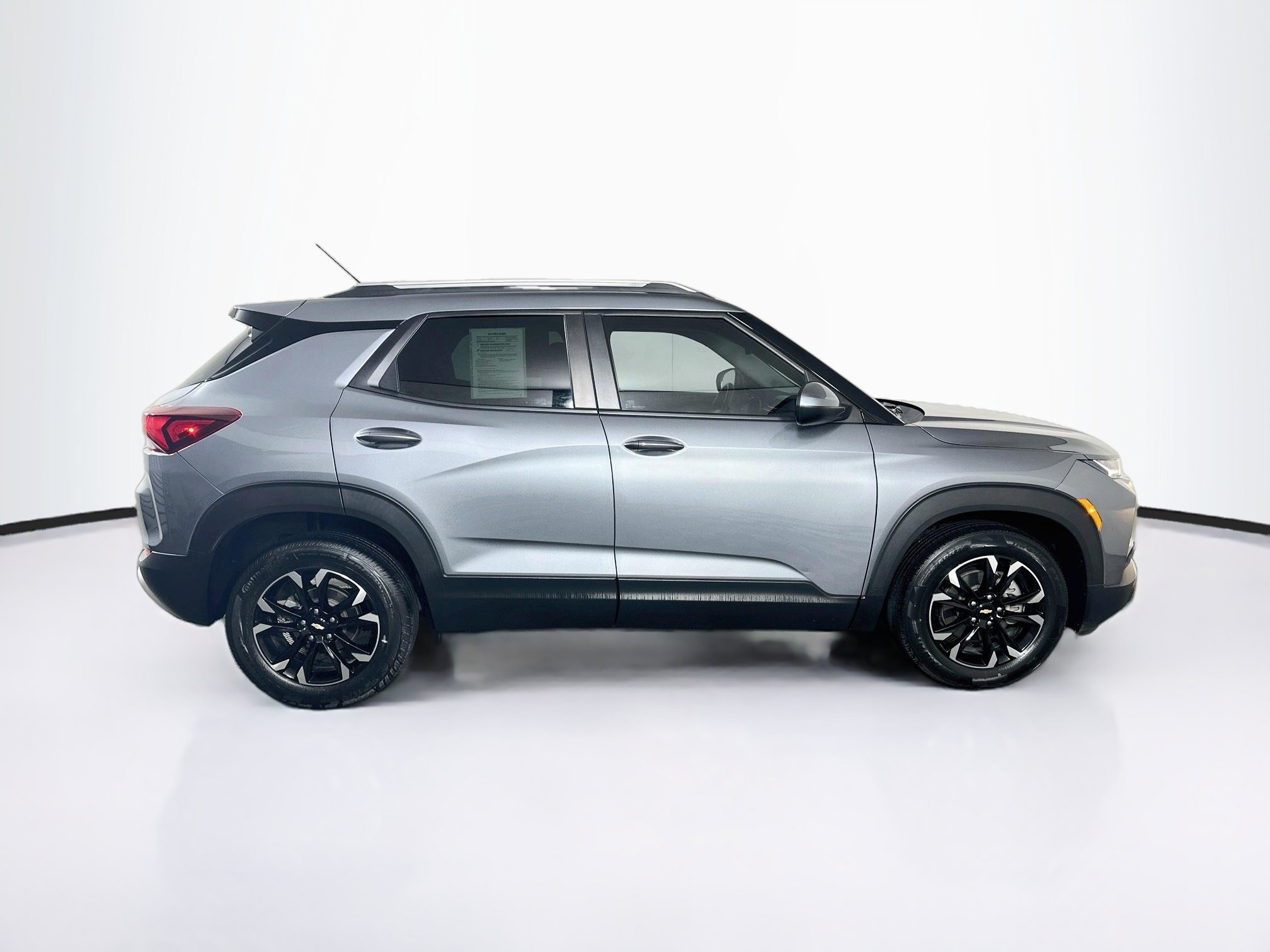 Used 2022 Chevrolet TrailBlazer LT w/ LPO, Blackout Package FWD image 10