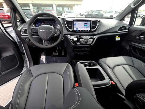 New 2026 Chrysler Pacifica Select image 12