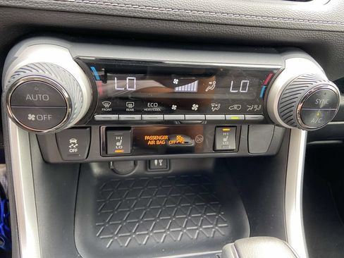 Used 2019 Toyota RAV4 XLE w/ Convenience Package FWD image 27